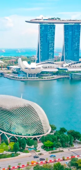 Singapur'da Şirket Kurmanın Avantajları ve Vergi Sistemi Singapur vergi sistemi ve şirket kurmanın avantajlarını gösteren iş merkezi görüntüsü