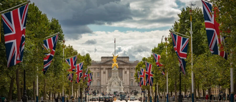 The national flag and an office consultation illustration for company formation in the United Kingdom.