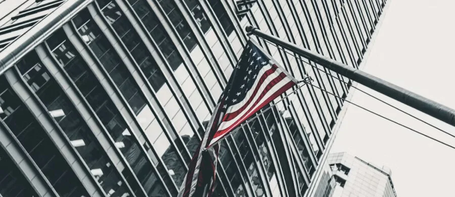 Ofis gökdeleninde dalgalanan Amerikan bayrağı — ABD’de şirket kuruluşu